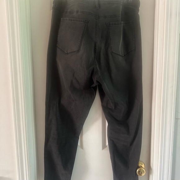 2 pairs of Sofia Vegara High-Waisted Jeans - Picture 7 of 15